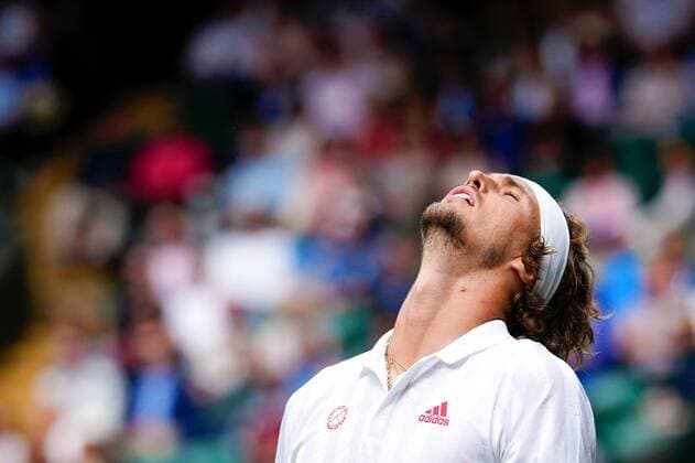 Sport Bilder des Tages Mandatory Credit: Photo by Shutterstock (12196118fl) Alexander Zverev during his fourth round match Wimbledon Tennis Championships, Day 7, The All England Lawn Tennis and Croquet Club, London, UK - 05 Jul 2021 Wimbledon Tennis Championships, Day 7, The All England Lawn Tennis and Croquet Club, London, UK - 05 Jul 2021  Copyright: xShutterstockx 12196118fl