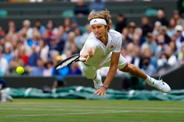 Sport Bilder des Tages Mandatory Credit: Photo by Shutterstock (12196118fy) Alexander Zverev dives during his fourth round match Wimbledon Tennis Championships, Day 7, The All England Lawn Tennis and Croquet Club, London, UK - 05 Jul 2021 Wimbledon Tennis Championships, Day 7, The All England Lawn Tennis and Croquet Club, London, UK - 05 Jul 2021  Copyright: xShutterstockx 12196118fy
