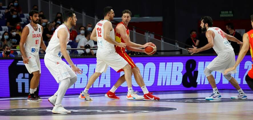 Spain s Pau Gasol (C-R) in action against Iran s Arman Zangeneh (C-L) during a friendly match between Spain and Iran in the beginning of the preparation stage for the Tokyo 2020 Olympic Games, Olympische Spiele, Olympia, OS basketball tournament, at WiZink Center in Madrid, Spain, 05 July 2021. EFE. JuanJo Martín Spain - Iran !ACHTUNG: NUR REDAKTIONELLE NUTZUNG!  Copyright: xJUANJOxMARTINx GRAF4430 20210705-85bea90fa41751fbc6f5f1661f2a6c3b9161dcde