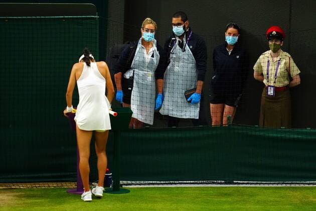 Mandatory Credit: Photo by Javier Garcia Shutterstock (12196117nl) Medical staff look on concerned as Emma Raducanu struggles during her fourth round match Wimbledon Tennis Championships, Day 7, The All England Lawn Tennis and Croquet Club, London, UK - 05 Jul 2021 Wimbledon Tennis Championships, Day 7, The All England Lawn Tennis and Croquet Club, London, UK - 05 Jul 2021  Copyright: xJavierxGarcia Shutterstockx 12196117nl