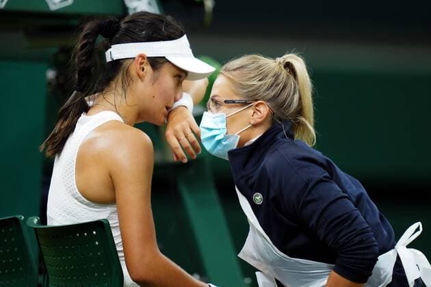 Sport Bilder des Tages Mandatory Credit: Photo by Shutterstock (12196118jj) Emma Raducanu receiving medical treatment during her fourth round match Wimbledon Tennis Championships, Day 7, The All England Lawn Tennis and Croquet Club, London, UK - 05 Jul 2021 Wimbledon Tennis Championships, Day 7, The All England Lawn Tennis and Croquet Club, London, UK - 05 Jul 2021  Copyright: xShutterstockx 12196118jj