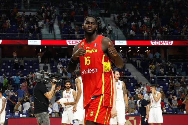 July 5, 2021, MADRID, MADRID, SPAIN: Usman Garuba of Spain saludates to the fans during the Tokyo 2020 Challenge preparatory basketball match played between Spain and Iran at Wizink Center on July 05, 2021 in Madrid, Spain. MADRID SPAIN - ZUMAa181 20210705_zaa_a181_232 Copyright: xOscarxJ.xBarrosox