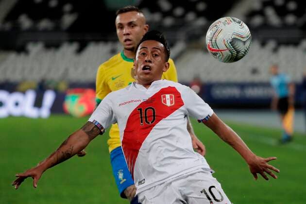 Brazil s Everton (back) in action against Peru s Christian Cueva, during a match for the semifinals of the Copa America at the Nilton Santos Olympic Stadium in Rio de Janeiro, Brazil, 05 July 2021. Brazil - Peru !ACHTUNG: NUR REDAKTIONELLE NUTZUNG!  Copyright: xANTONIOxLACERDAx AMDEP6312 20210706-4d5328ae22e0e5e84b7c093835ec8a13ad1f7642
