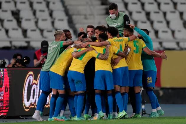 Brazil players celebrate a goal by teammate Lucas Paqueta against Peru today, during a match for the semifinals of the Copa America at the Nilton Santos Olympic Stadium in Rio de Janeiro, Brazil, 05 July 2021. Brazil - Peru !ACHTUNG: NUR REDAKTIONELLE NUTZUNG!  Copyright: xAndrexCoelhox AME474 20210706-c5be29ea581fc598261bcf4e23db273964b1eada