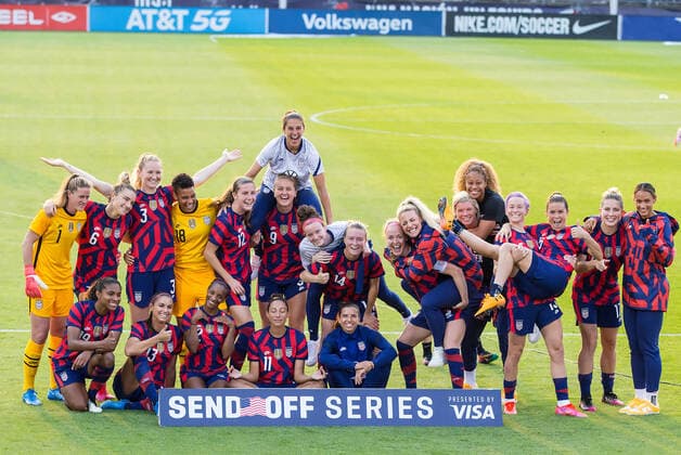 Sport Bilder des Tages EAST HARTFORD, CT - JULY 05: United States players pose for pictures at the conclusion of the International Friendly, Länderspiel, Nationalmannschaft match between Mexico and United States on July 5 , 2021 at Pratt & Whitney Stadium at Rentschler Field in East Hartford, CT. (Photo by M. Anthony Nesmith Icon Sportswire) SOCCER: JUL 05 Women s - USA v Mexico Icon21070504