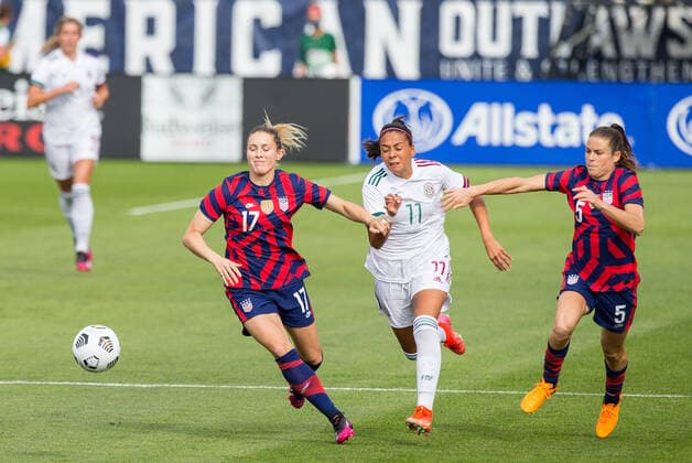 EAST HARTFORD, CT - JULY 05: United States defender Abby Dahlkemper (17), Mexico midfielder Maria Sanchez (11) and United States defender Kelley O Hara (5) in action during an International Friendly, Länderspiel, Nationalmannschaft match between Mexico and United States on July 5 , 2021 at Pratt & Whitney Stadium at Rentschler Field in East Hartford, CT. (Photo by M. Anthony Nesmith Icon Sportswire) SOCCER: JUL 05 Women s - USA v Mexico Icon21070505