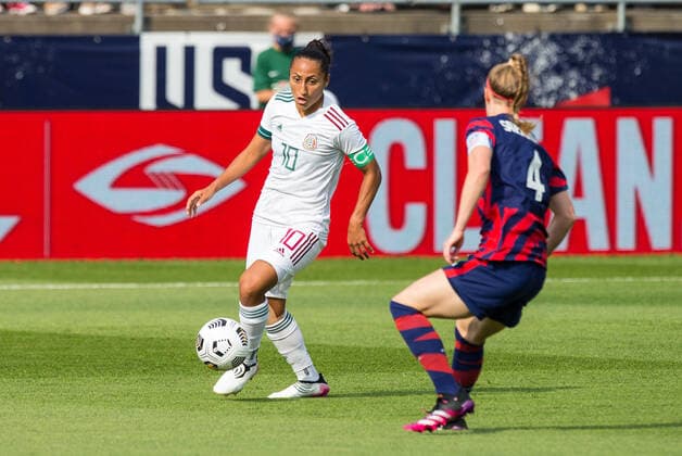 EAST HARTFORD, CT - JULY 05: Mexico forward Stephany Mayor (10) defended by United States defender Becky Sauerbrunn (4) during an International Friendly, Länderspiel, Nationalmannschaft match between Mexico and United States on July 5 , 2021 at Pratt & Whitney Stadium at Rentschler Field in East Hartford, CT. (Photo by M. Anthony Nesmith Icon Sportswire) SOCCER: JUL 05 Women s - USA v Mexico Icon21070506