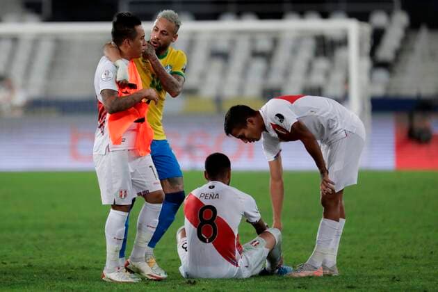 Brazil s Neymar Jr greets Peru s Christian Cueva (L), after the end of a match for the semifinals of the Copa America at the Nilton Santos Olympic Stadium in Rio de Janeiro, Brazil, 05 July 2021. Brazil - Peru !ACHTUNG: NUR REDAKTIONELLE NUTZUNG!  Copyright: xANTONIOxLACERDAx AMDEP6333 20210706-aedd95e7a22756b7cb7b2019c17724d8352ef840