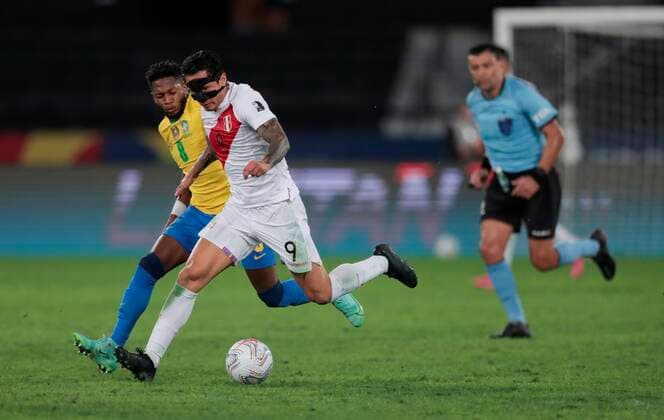 Brazil s Fred in action against Peru s Gianluca Lapadula, during a match for the semifinals of the Copa America at the Nilton Santos Olympic Stadium in Rio de Janeiro, Brazil, 05 July 2021. Brazil - Peru !ACHTUNG: NUR REDAKTIONELLE NUTZUNG!  Copyright: xAndrexCoelhox AME487 20210706-c95b86b456f52e24a482f0624e2363322cd32e9a