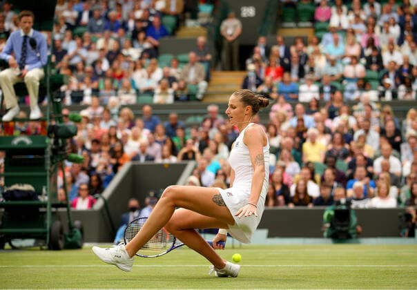 Sport Bilder des Tages Mandatory Credit: Photo by Shutterstock (12197713h) Karolina Pliskova of Czech Republic slips Wimbledon Tennis Championships, Day 8, The All England Lawn Tennis and Croquet Club, London, UK - 06 Jul 2021 Wimbledon Tennis Championships, Day 8, The All England Lawn Tennis and Croquet Club, London, UK - 06 Jul 2021  Copyright: xShutterstockx 12197713h