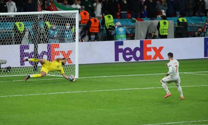 Sport Themen der Woche KW27 Sport Bilder des Tages London, England, 6th July 2021. Gianluigi Donnarumma of Italy saves a penalty from Alvaro Morata of Spain during the UEFA EURO, EM, Europameisterschaft,Fussball 2020 match at Wembley Stadium, London. Picture credit should read: David Klein Sportimage EDITORIAL USE ONLY. No use with unauthorised audio, video, data, fixture lists, club league logos or live services. Online in-match use limited to 120 images, no video emulation. No use in betting, games or single club league player publications. SPI-1093-0102