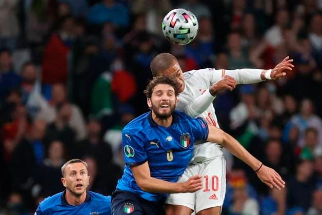 Spain s midfielder Thiago Alcantara (R) and Italy s player Manuel Locatelli during the UEFA EURO, EM, Europameisterschaft,Fussball 2020 semi final between Italy and Spain held at Wembley Stadium, in London, Britain, 06 July 2021. Semi Final: Italy vs Spain !ACHTUNG: NUR REDAKTIONELLE NUTZUNG!  Copyright: xKikoxHuescax(es-ES)x GRAF5238 20210706-14ee6d8a5ebba004dd313177a4ede306922f337b