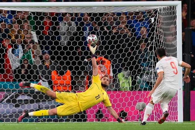 Italy s goalkeeper Gianluigi Donnarumma (L) and Spain s player Gerard Moreno during penalty shootout the UEFA EURO, EM, Europameisterschaft,Fussball 2020 semi final between Italy and Spain held at Wembley Stadium, in London, Britain, 06 July 2021. Semi Final: Italy vs Spain !ACHTUNG: NUR REDAKTIONELLE NUTZUNG!  Copyright: xKikoxHuescax(es-ES)x GRAF5259 20210706-3bf1941990d0c4f59a085409cf003ea21135fc19