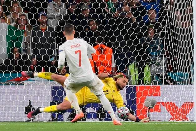 Italy s goalkeeper Gianluigi Donnarumma (R) and Spain s player Alvaro Morata during penalty shootout the UEFA EURO, EM, Europameisterschaft,Fussball 2020 semi final between Italy and Spain held at Wembley Stadium, in London, Britain, 06 July 2021. Semi Final: Italy vs Spain !ACHTUNG: NUR REDAKTIONELLE NUTZUNG!  Copyright: xKikoxHuescax(es-ES)x GRAF5264 20210706-c850d44e452819cab0556f3492930a741ff5639d