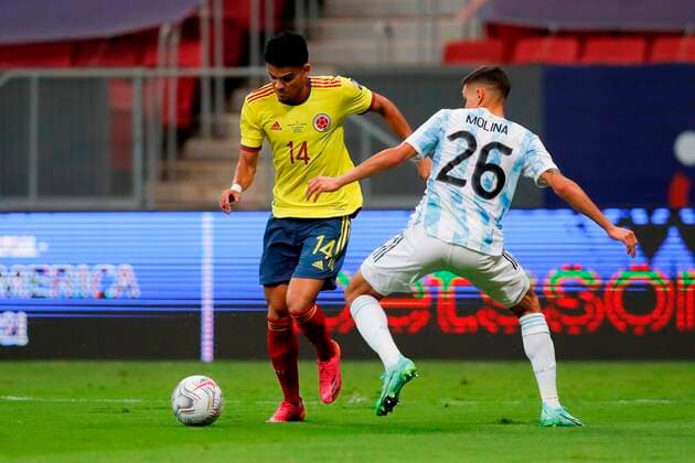 Argentina s Nahuel Molina (R) in action against Colombia s Luis Diaz, during a match for the semifinals of the Copa America at the Mane Garrincha stadium in Brasilia, Brazil, 06 July 2021. Argentina - Colombia !ACHTUNG: NUR REDAKTIONELLE NUTZUNG!  Copyright: xFernandoxBizerrax AMDEP6398 20210707-e84be6bf5dc5de576f9ce2f0bd33392ce29158ef