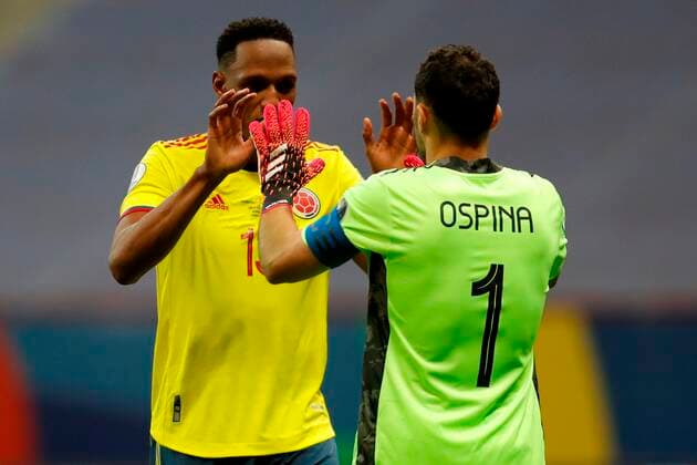 Colombia s Yerry Mina cheers up his teammate, goalkeeper David Ospina, after failing his kick against Argentina at the penalty shootout, during a match for the semifinals of the Copa America at the Mane Garrincha stadium in Brasilia, Brazil, 06 July 2021. Argentina - Colombia !ACHTUNG: NUR REDAKTIONELLE NUTZUNG!  Copyright: xFernandoxBizerrax AMDEP6461 20210707-945a402a449a14d4881e4cb30610bfa1e3f40182
