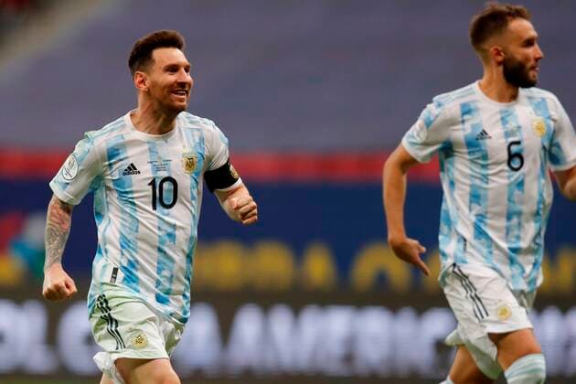 Argentina s Lionel Messi celebrates with his teammates after defeating Colombia in the penalty shootout, during a match for the semifinals of the Copa America at the Mane Garrincha stadium in Brasilia, Brazil, 06 July 2021. Argentina - Colombia !ACHTUNG: NUR REDAKTIONELLE NUTZUNG!  Copyright: xFernandoxBizerrax AMDEP6471 20210707-444ae5586fc4b96ea402cac2d48e07137c4bce24