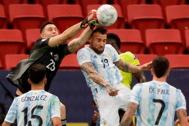 Emiliano Martinez (L) and Nicolas Otamendi (C) of Argentina dispute the ball against Colombia today, during a match for the semifinals of the Copa America at the Mane Garrincha stadium in Brasilia, Brazil, 06 July 2021. Argentina - Colombia !ACHTUNG: NUR REDAKTIONELLE NUTZUNG!  Copyright: xJoedsonxAlvesx AME737 20210707-35d6fe66963bc58c1afc859f97faf389f95896cd