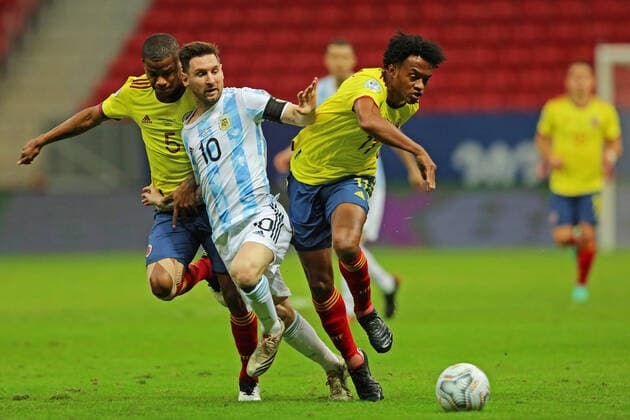 6th July 2021; Est& xe1;dio Man& xe9; Garrincha, Bras& xed;lia, DF, Brazil; Copa America Football tournament, Argentina versus Colombia; Lionel Messi ( Arg) breaks between W& xed;lmar Barrios and Juan Cuadrado (Col)  ActionPlus12303357 HeulerxAndrey
