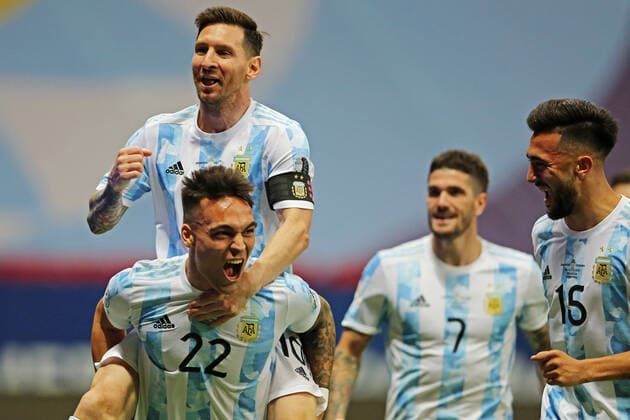 Sport Bilder des Tages 6th July 2021; Est& xe1;dio Man& xe9; Garrincha, Bras& xed;lia, DF, Brazil; Copa America Football tournament, Argentina versus Colombia; Lautaro Mart& xed;nez ( Arg), celebrates the goal with Lionel Messi in the 7th minute  ActionPlus12303353 HeulerxAndrey