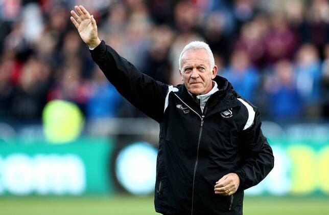 Fußball, Trainerhistorie Swansea City von 1947 bis heute Mandatory Credit: Photo by James Marsh BPI Shutterstock (10225610n) Alan Curtis waves to the crowd as he prepares to leave the club after 40 year association with them. Swansea City v Derby County, EFL Sky Bet Championship, Football, Liberty Stadium, Swansea, UK - 01 May 2019 EDITORIAL USE ONLY No use with unauthorised audio, video, data, fixture lists (outside the EU), club league logos or live services. Online in-match use limited to 45 images (+15 in extra time). No use to emulate moving images. No use in betting, games or single club league player publications services. Swansea City v Derby County, EFL Sky Bet Championship, Football, Liberty Stadium, Swansea, UK - 01 May 2019 EDITORIAL USE ONLY No use with unauthorised audio, video, data, fixture lists (outside the EU), club league logos or live services. Online in-match use limited to 45 images (+15 in extra time). No use to emulate moving images. No use in betting, games or Copyright: xJamesxMarsh BPI Shutterstockx 10225610n