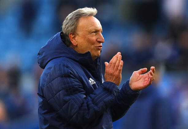 Fußball, Trainerhistorie Crystal Palace von 1905 bis heute Mandatory Credit: Photo by Kieran McManus BPI Shutterstock (10228237aj) Cardiff City manager Neil Warnock dejectedly applauds the Cardiff fans at full time Cardiff City v Crystal Palace, Premier League, Football, Cardiff City Stadium, Cardiff, UK - 04 May 2019 EDITORIAL USE ONLY No use with unauthorised audio, video, data, fixture lists (outside the EU), club league logos or live services. Online in-match use limited to 45 images (+15 in extra time). No use to emulate moving images. No use in betting, games or single club league player publications services. Cardiff City v Crystal Palace, Premier League, Football, Cardiff City Stadium, Cardiff, UK - 04 May 2019 EDITORIAL USE ONLY No use with unauthorised audio, video, data, fixture lists (outside the EU), club league logos or live services. Online in-match use limited to 45 images (+15 in extra time). No use to emulate moving images. No use in betting, games or  Copyright: xKieranxMcManus BPI Shutterstockx 10228237aj