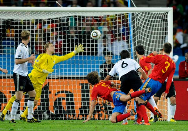 Fussball-Weltmeisterschaft 2010. Halbfinale: Deutschland - Spanien 07.07.2010 in Durban Tor ! Carles Puyol (5 Mitte) erzielt das 1:0 fuer Spanien per Kopfball. V.l: Per Mertesacker, Torwart Manuel Neuer und Sami Khedira (alle GER). Re: Villa und Pique (beide ESP). *** Soccer World Cup 2010 Semifinal Germany Spain 07 07 2010 in Durban Goal Carles Puyol 5 center scores the 1 0 for Spain with a header V l Per Mertesacker, goalkeeper Manuel Neuer and Sami Khedira all GER Re Villa and Pique both ESP HM