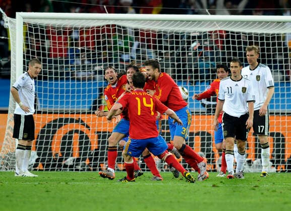 Fussball-Weltmeisterschaft 2010. Halbfinale: Deutschland - Spanien 07.07.2010 in Durban Jubel der Spanier nach dem 1:0. V.l.: Bastian Schweinsteiger, Miroslav Klose und Per Mertesacker enttaeuscht. *** Soccer World Cup 2010 Semifinal Germany Spain 07 07 2010 in Durban Cheers of the Spaniards after the 1 0 V l Bastian Schweinsteiger, Miroslav Klose and Per Mertesacker disappointed HM