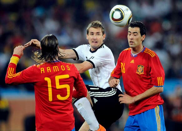 Fussball-Weltmeisterschaft 2010. Halbfinale: Deutschland - Spanien 07.07.2010 in Durban. Miroslav Klose (Deut.) gegen Sergio Ramos (l.) und Sergio Busquets (beide Span.). *** Football World Cup 2010 Semifinal Germany Spain 07 07 2010 in Durban Miroslav Klose Deut against Sergio Ramos l and Sergio Busquets both Spain HM