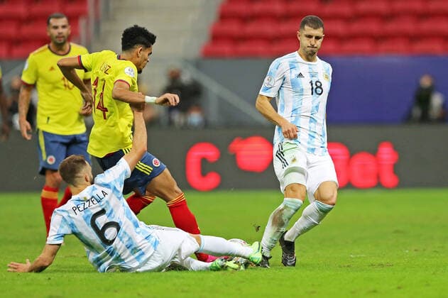 6th July 2021; Est& xe1;dio Man& xe9; Garrincha, Bras& xed;lia, DF, Brazil; Copa America Football tournament, Argentina versus Colombia; Germ& xe1;n Pezzella and Guido Rodr& xed;guez (Arg) challenge Luis D& xed;az (Col)  ActionPlus12303432 HeulerxAndrey