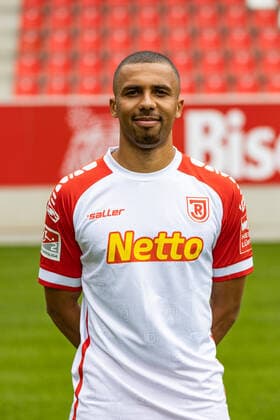 Media day SSV Jahn Regensburg 2021 2022 Leon Guwara SSV Jahn Regensburg 2 BL, portrait date 2021 2022