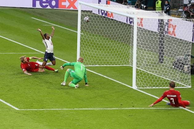 SOCCER - UEFA EURO, EM, Europameisterschaft,Fussball 2020, ENG vs DEN LONDON,ENGLAND,07.JUL.21 - SOCCER - UEFA European Championship, EM, Europameisterschaft 2020, international match, Länderspiel, Nationalmannschaft semifinal, England vs Denmark. Image shows Simon Kjaer (DEN), Raheem Sterling (ENG) and Kasper Schmeichel (DEN). keywords: goal.  GEPAxpictures xMichaelxZemanek