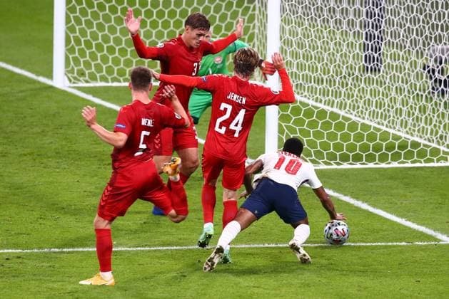 EURO 2021, Die Highlights SOCCER - UEFA EURO, EM, Europameisterschaft,Fussball 2020, ENG vs DEN LONDON,ENGLAND,07.JUL.21 - SOCCER - UEFA European Championship, EM, Europameisterschaft 2020, international match, Länderspiel, Nationalmannschaft semifinal, England vs Denmark. Image shows Mathias Jensen (DEN) and Raheem Sterling (ENG).  GEPAxpictures xMichaelxZemanek