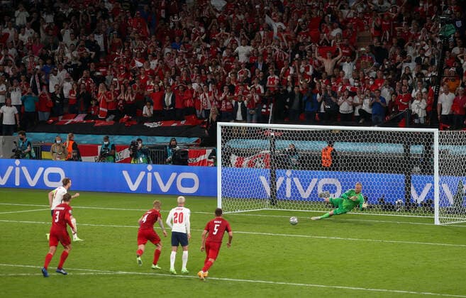 England v Denmark UEFA EURO, EM, Europameisterschaft,Fussball 2020 Harry Kane sees his penalty saved by Denmark goalkeeper Kasper Schmeichel but he scores the rebound during the UEFA Euro 2020 Semi Final match at Wembley Stadium, London Content Not Available For UK Newspapers Copyright: xPaulxChestertonx FIL-15649-0160