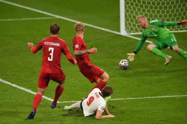 Harry Kane (England)Jannik Vestergaard (Denmark)Simon Kjaer (Denmark)Kasper Schmeichel (Denmark) during the Uefa European Championship, EM, Europameisterschaft 2020 Semifinals match between England 2-1 Denmark at Wembley Stadium on July 07, 2021 in London, England. Noxthirdxpartyxsales  (164164542)