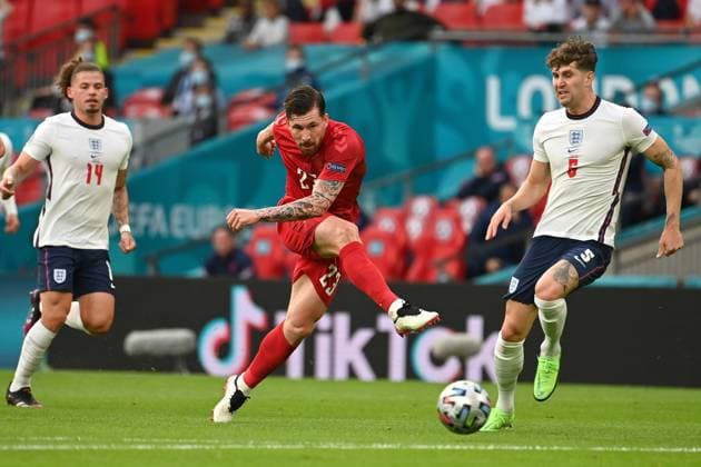 Goal chance Pierre Emile HOEJBJERG DEN , action,shot,right John STONES ENG , left Kalvin PHILLIPS ENG Semi final, match M50, England ENG Denmark DEN 2 1 n V on 07 07 2021 in London Wembley Stadium European Football Championship 2020 of 11 06 2021 11 07 2021