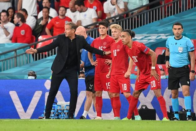 Kasper HJULMAND Coach, DEN with Christian NORGAARD DEN ,Daniel WASS DEN and Yussuf Yurary POULSEN DEN before substitution Semi Final, Match M50, England ENG Denmark DEN 2 1 n V on 07 07 2021 at London Wembley Stadium European Football Championship 2020 from 11 06 2021 11 07 2021