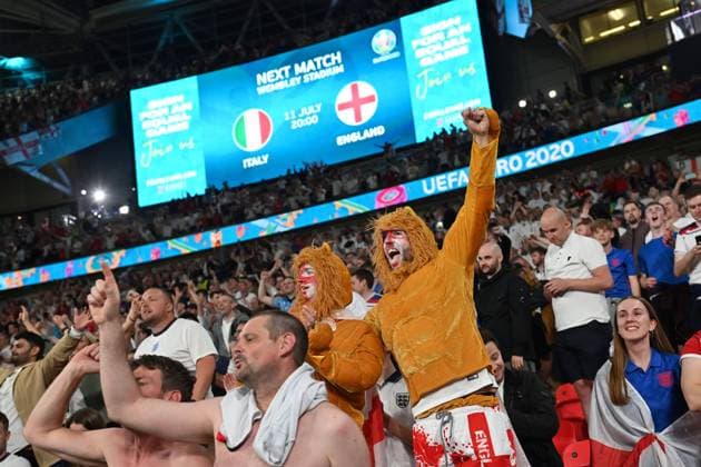 English fans,football fans without distance and mouth guard,mask cheering,joy,enthusiasm,semi-final,match M50,England ENG Denmark DEN 2 1 n V on 07 07 2021 in London Wembley Stadium Football EM 2020 from 11 06 2021 11 07 2021