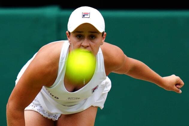 Sport Bilder des Tages Mandatory Credit: Photo by Javier Garcia Shutterstock (12200578ai) Ashleigh Barty during her semi-final match Wimbledon Tennis Championships, Day 10, The All England Lawn Tennis and Croquet Club, London, UK - 08 Jul 2021 Wimbledon Tennis Championships, Day 10, The All England Lawn Tennis and Croquet Club, London, UK - 08 Jul 2021  Copyright: xJavierxGarcia Shutterstockx 12200578ai