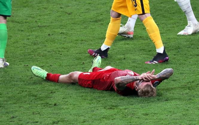 210707 Simon Kjaer of Denmark looks dejected after the UEFA Euro 2020 Football Championship semi final between England and Denmark on July 7, 2021 in London Photo Paul Marriott PICTURE AGENCY Cop 243 2020 semifinal semi final england denmark,  Copyright: PAULxMARRIOTT BB210707ZM030