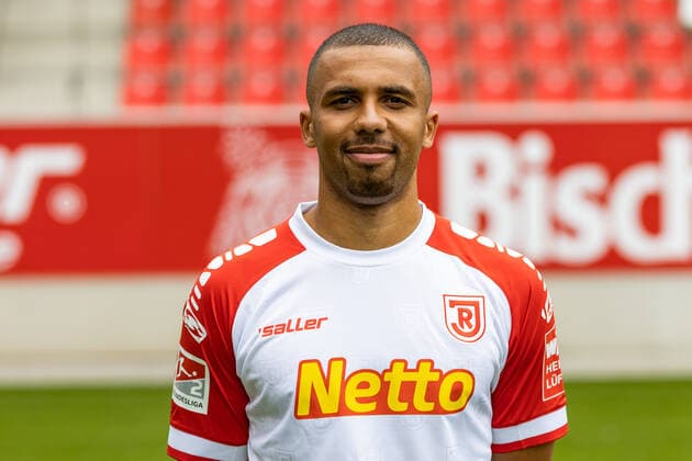 Media day SSV Jahn Regensburg 2021 2022 Leon Guwara SSV Jahn Regensburg 2 BL, portrait date 2021 2022