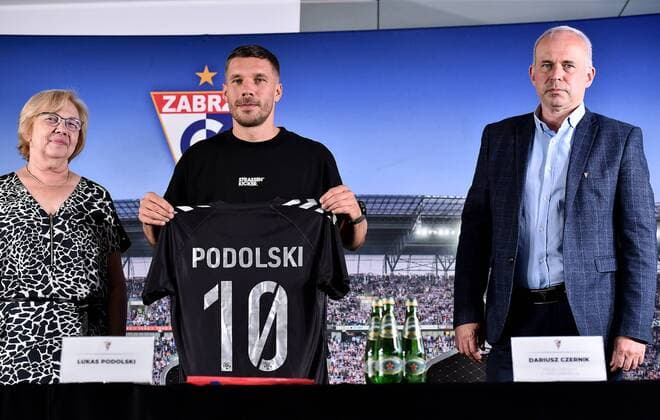 Sport Bilder des Tages 2021.07.08 Zabrze Pilka nozna PKO Ekstraklasa sezon 2021 2022 Konferencja prasowa z udzialem Lukasa Podolskiego N z Lukas Podolski podpisanie kontraktu umowy widok zdjecie ilustracyjne nowy pilkarz nowy zawodnik Gornik Zabrze Gornika Zabrze Koszulka z numerem 10 numer dziesiec przekazanie koszulki Malgorzat Manka-Szulik Dariusz Czernik Foto Lukasz Sobala PressFocus 2021.07.08 Zabrze Football Polish League PKO Ekstraklasa season 2021 2022 Konferencja prasowa z udzialem Lukasa Podolskiego Lukas Podolski podpisanie kontraktu umowy widok zdjecie ilustracyjne nowy pilkarz nowy zawodnik Gornik Zabrze Gornika Zabrze Koszulka z numerem 10 numer dziesiec przekazanie koszulki Malgorzat Manka-Szulik Dariusz Czernik Credit: Lukasz Sobala PressFocus NEWSPIX.PL --- Newspix.pl Lukasz Podolski has signed a contract with the Gornik Zabrze football club.  20210708PF_LS237