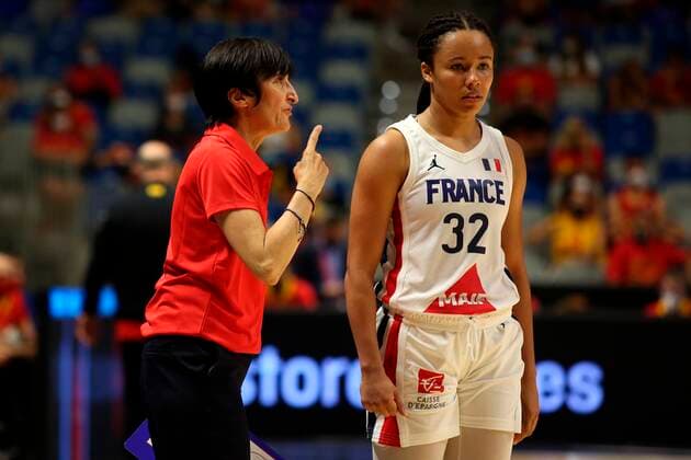 France s head coach Valérie Garnier (L) and player Tima Pouye (R) during a friendly basketball match between Spain and France at Martin Carpena pavilion in Malaga, Andalusia, Spain, 08 July 2021. Th?e Spanish team faces France in preparation for the Tokyo 2020 Olympic Games, Olympische Spiele, Olympia, OS Spain - France !ACHTUNG: NUR REDAKTIONELLE NUTZUNG!  Copyright: xDanielxPérezx GRAF6583 20210708-dc478b53cb9bd5a4fff998a73d5fca3434f1d8fe