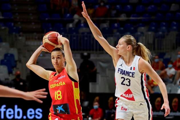 Spain s player Queralt Casas (L) in action against Marine Johannes (R) of France during a friendly basketball match between Spain and France at Martin Carpena pavilion in Malaga, Andalusia, Spain, 08 July 2021. Th?e Spanish team faces France in preparation for the Tokyo 2020 Olympic Games, Olympische Spiele, Olympia, OS Spain - France !ACHTUNG: NUR REDAKTIONELLE NUTZUNG!  Copyright: xDanielxPérezx GRAF6592 20210708-7a008dab4c5f05caa8b5af0c25a388e34be00184
