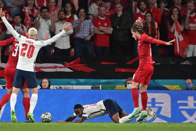 Mathias JENSEN DEN ,Action,one-on-one with Raheem STERLING ENG in the penalty area for a controversial penalty,penalty kick foul Semi final, Match M50, England ENG Denmark DEN 2 1 n V on 07 07 2021 in London Wembley Stadium European Football Championship 2020 from 11 06 2021 11 07 2021
