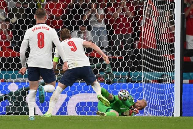 Harry KANE ENG fails on penalty kick,penalty kick to goalkeeper Kasper SCHMEICHEL DEN ,who saves the ball,save action,shot semi-final,match M50,England ENG Denmark DEN 2 1 n V on 07 07 2021 in London Wembley Stadium European Football Championship 2020 from 11 06 2021 11 07 2021