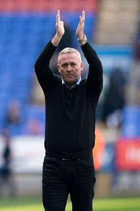 Fußball, Trainerhistorie Norwich City von 1905 bis heute Mandatory Credit: Photo by Terry Donnelly News Images Shutterstock (10188523bf) Norwich City manager Paul Lambert applauds the fans at the end of the match 6th April 2019 , University of Bolton Stadium, Bolton, England; Sky bet Championship Football, Bolton Wanderers vs Ipswich Town Credit: Terry Donnelly News Images Bolton Wanderers v Ipswich Town, Sky Bet Championship, Football, University of Bolton Stadium, Bolton, UK - 06 Apr 2019 EDITORIAL USE ONLY No use with unauthorised audio, video, data, fixture lists (outside the EU), club league logos or live services. Online in-match use limited to 45 images (+15 in extra time). No use to emulate moving images. No use in betting, games or single club league player publications services. Bolton Wanderers v Ipswich Town, Sky Bet Championship, Football, University of Bolton Stadium, Bolton, UK - 06 Apr 2019 EDITORIAL USE ONLY No use with unauthorised audio, video, data, fixture lists (outside the EU), club league logos or live services. Online in-match use limited to 45 images (+15 in extra time). No use to emulate moving images. No use in betting, games or  Copyright: xTerryxDonnelly NewsxImages Shutterstockx 10188523bf