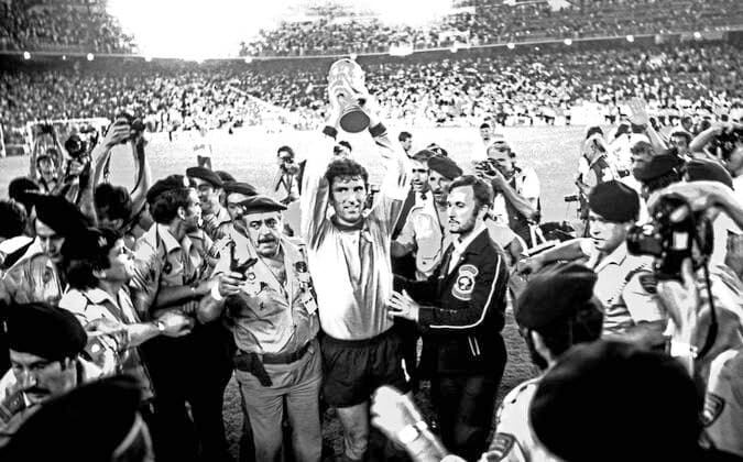 11.07.82 Italien - Deutschland Spanien, Madrid, 11.07.1982, Fussball, FIFA WM 1982 in Spanien, Finale, Italien - BRD Deutschland (DFB) (3:1): Dino Zoff (Italien) mit dem Pokal. *** 11 07 82 Italy Germany Spain, Madrid, 11 07 1982, Football, FIFA World Cup 1982 in Spain, Final, Italy FRG Germany DFB 3 1 Dino Zoff Italy with the Cup