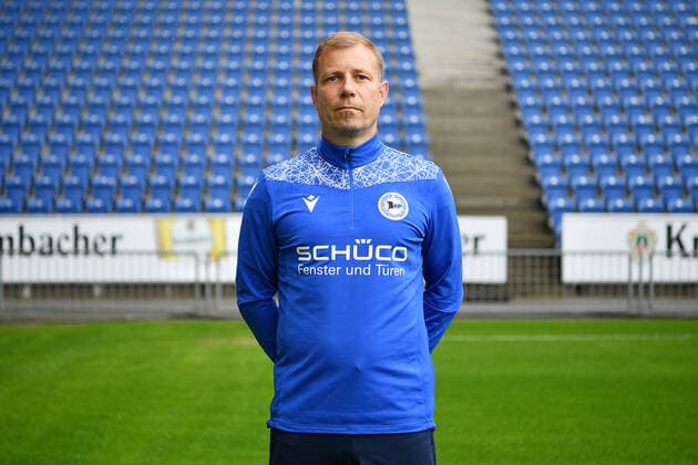 Bielefeld, Schueco Arena, 09 07 21, GER, Herren, 1 Bundesliga, Saison 2021 2022, DSC Arminia Bielefeld Porträttermin 2021 Bild Trainer Frank Kramer Bielefeld Nur fuer journalistische Zwecke Only for editorial use According to the regulations of the DFL Deutsche Fußball Liga it is prohibited, DFL regulations prohibit any use of photographs as image sequences and or quasi video North Rhine-Westphalia Germany