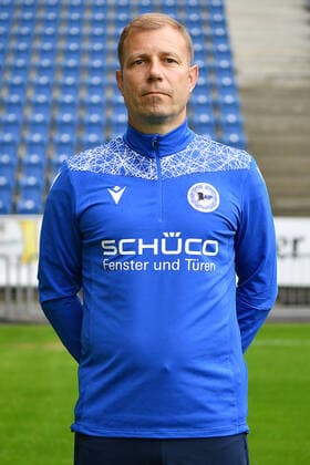 Bielefeld, Schueco Arena, 09 07 21, GER, Herren, 1 Bundesliga, Saison 2021 2022, DSC Arminia Bielefeld Porträttermin 2021 Bild Trainer Frank Kramer Bielefeld Nur fuer journalistische Zwecke Only for editorial use According to the regulations of the DFL Deutsche Fußball Liga it is prohibited, DFL regulations prohibit any use of photographs as image sequences and or quasi video North Rhine-Westphalia Germany